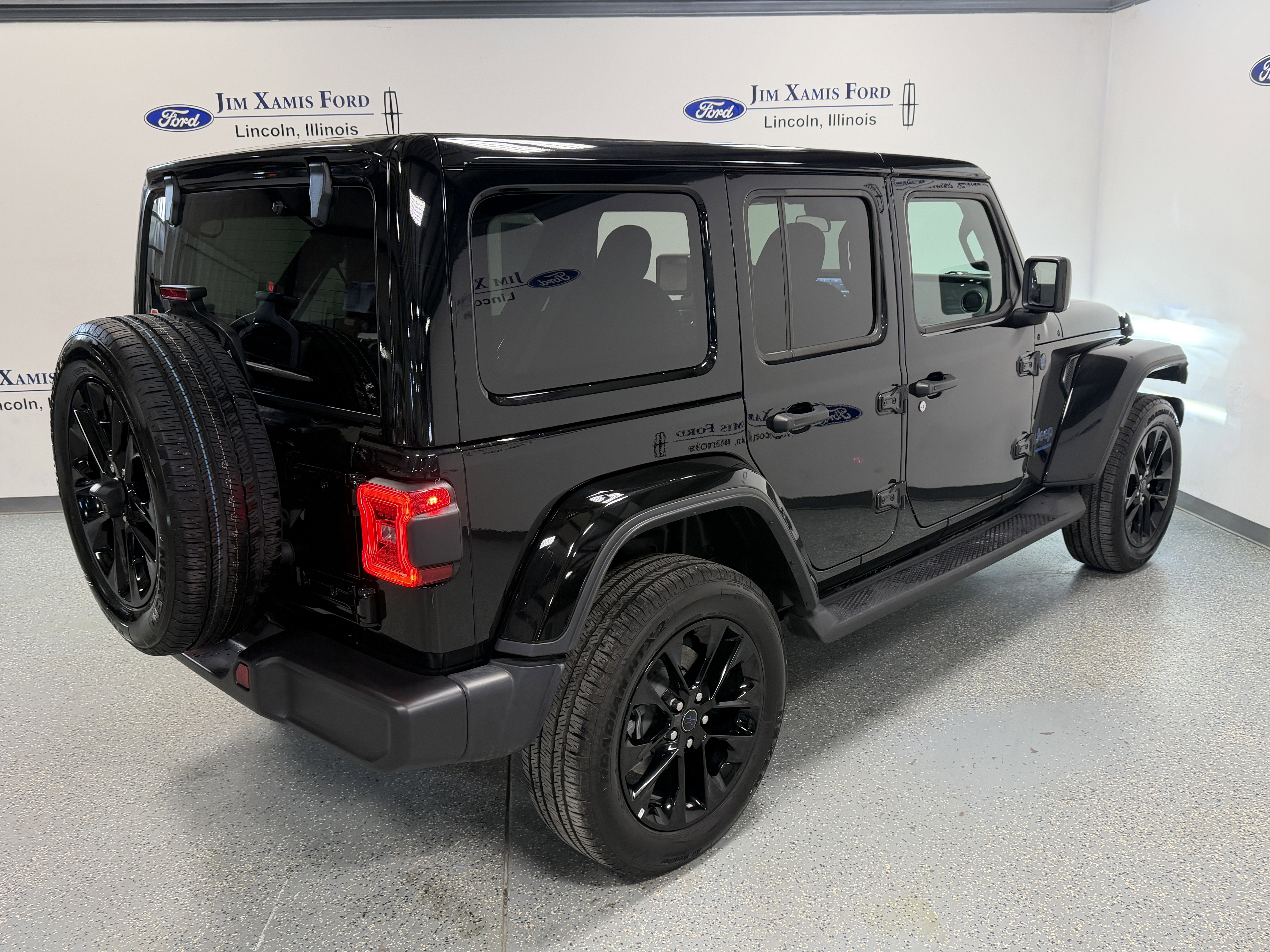 Used 2025 Jeep Wrangler Unlimited Sahara AWD/4WD image 6
