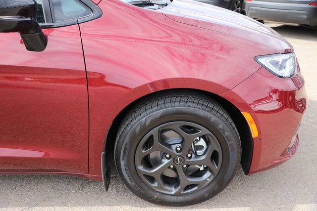 New 2023 Chrysler Pacifica Limited w/ Uconnect Theater Family Group image 9