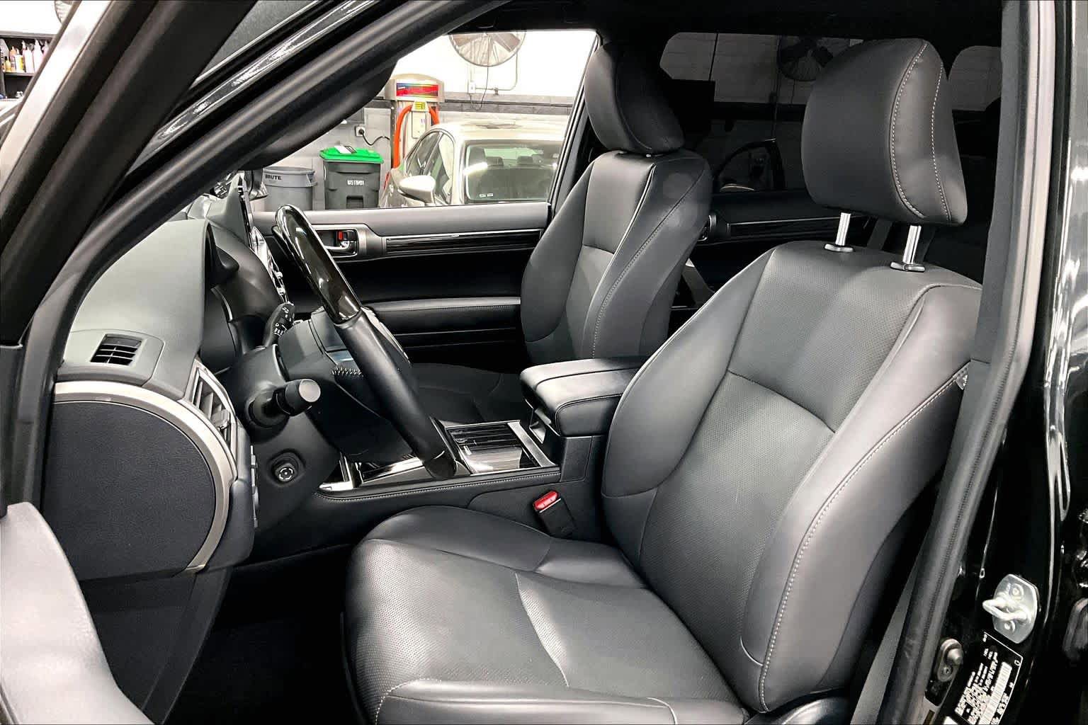 Used 2023 Lexus GX 460 Premium w/ Accessory Package image 8