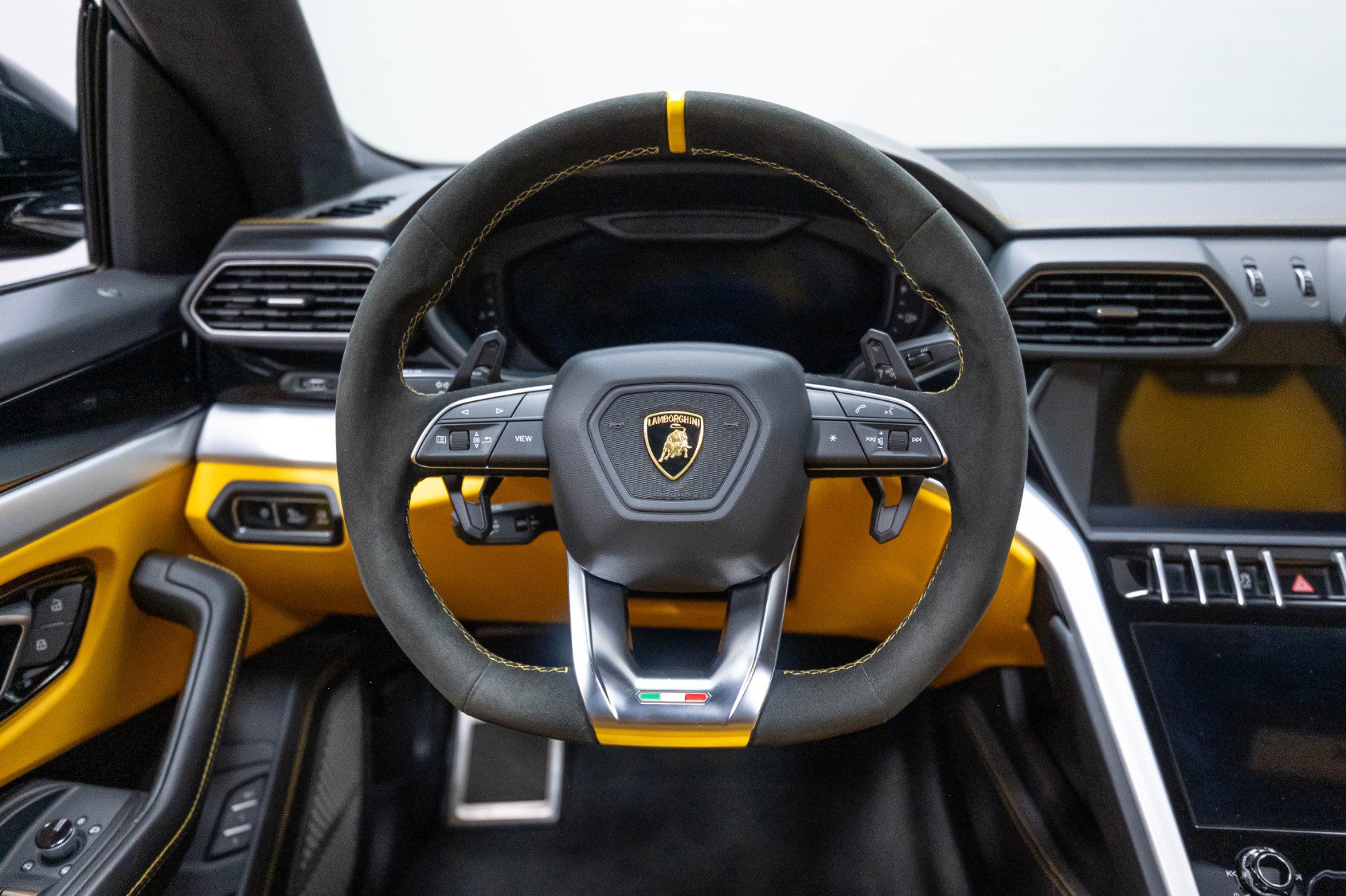 Used 2019 Lamborghini Urus AWD/4WD image 28