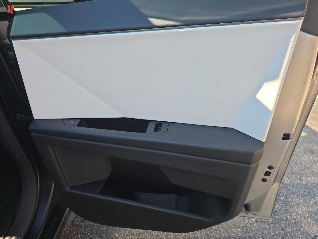 Used 2024 Tesla Cybertruck AWD Crew Cab image 21
