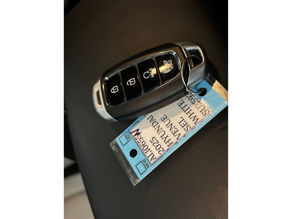 Certified 2025 Hyundai Venue SEL image 30