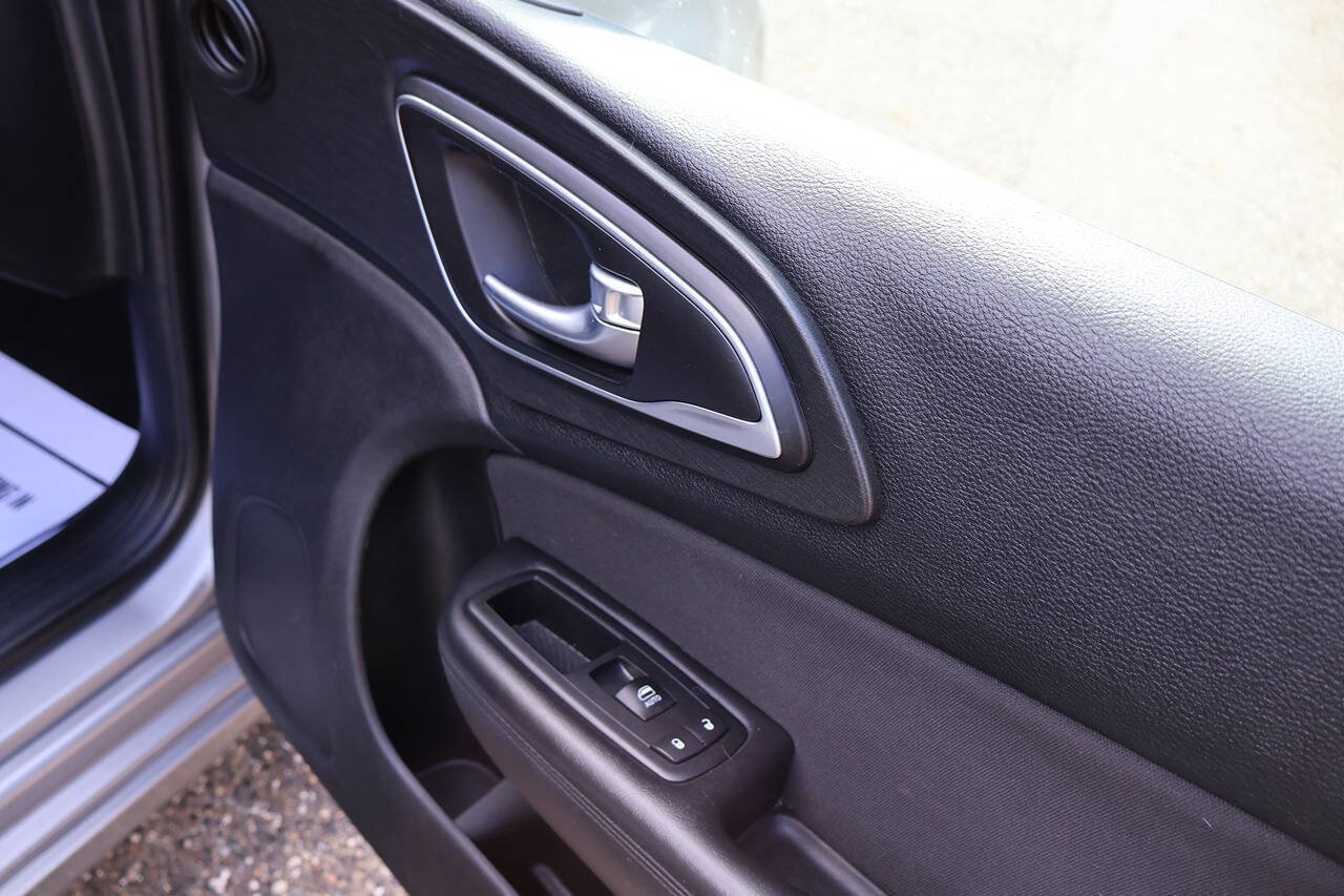 Used 2015 Chrysler 200 Limited w/ Convenience Group FWD image 20