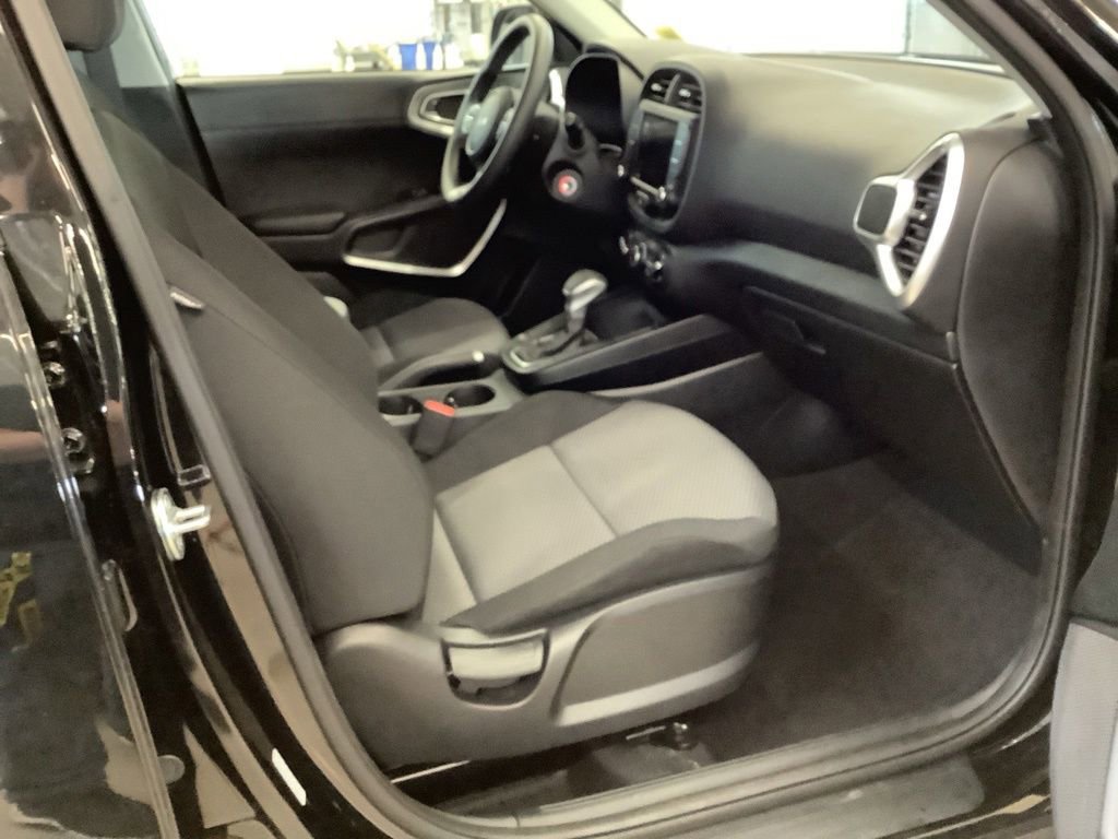 Certified 2025 Kia Soul LX w/ LX Technology Package FWD image 14