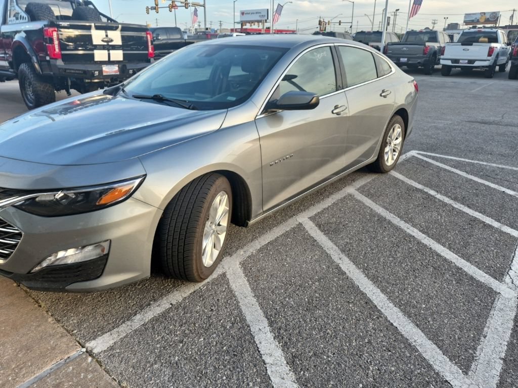 Used 2025 Chevrolet Malibu LT FWD image 2