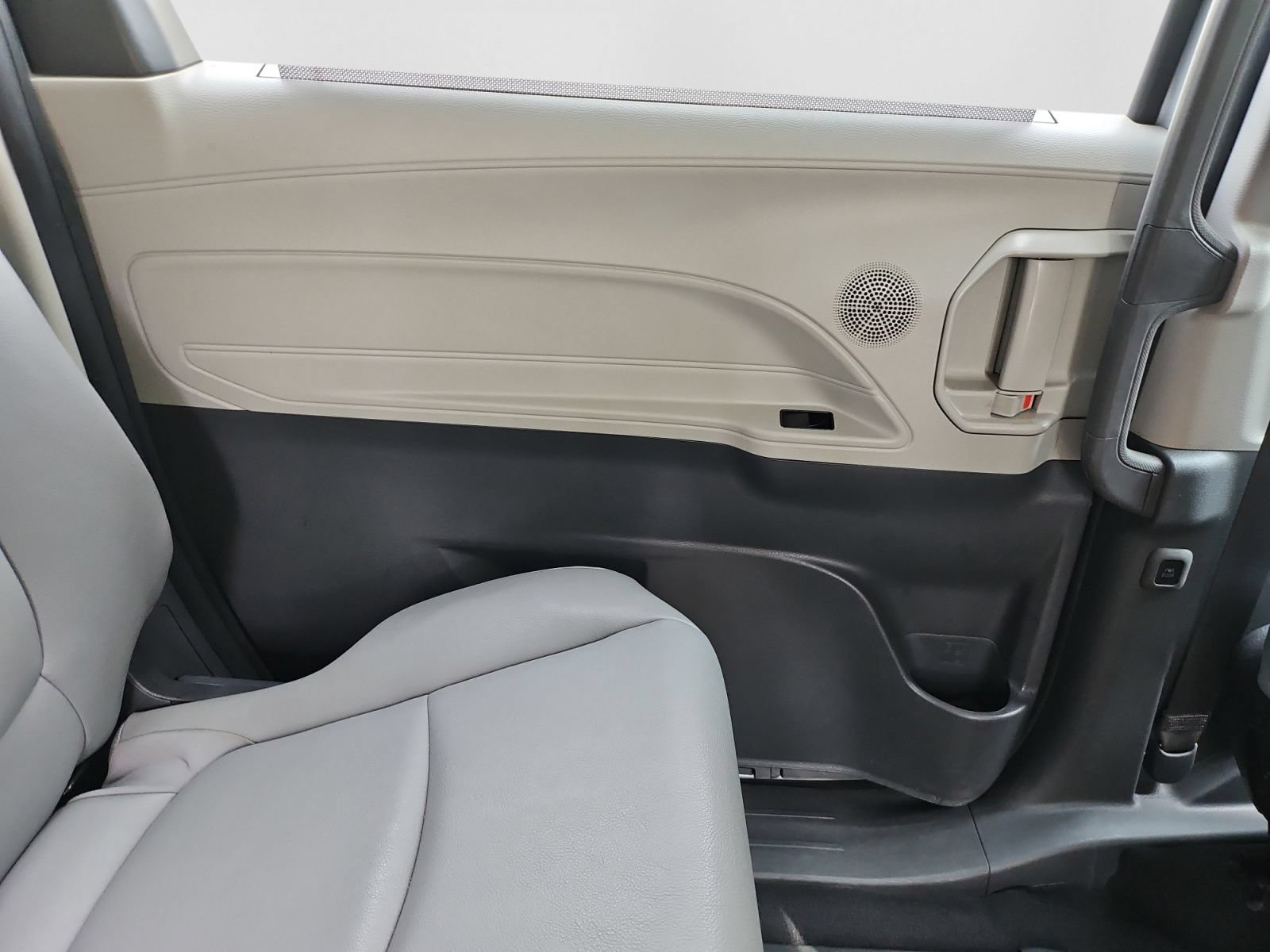 Used 2024 Toyota Sienna XLE FWD image 37