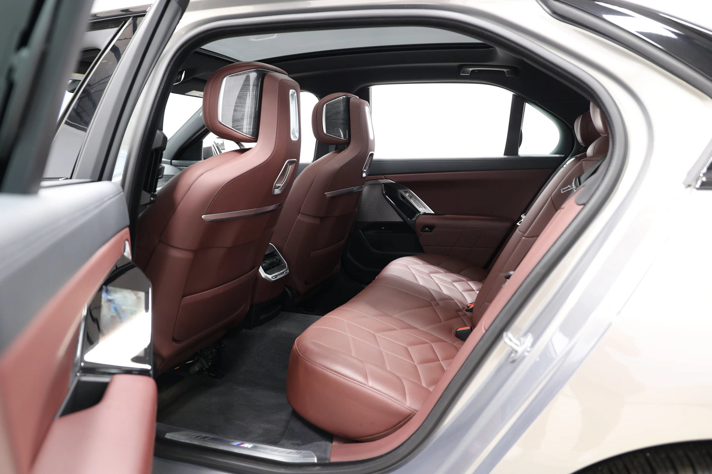 Used 2023 BMW 740i w/ Parking Assistance Package RWD image 50