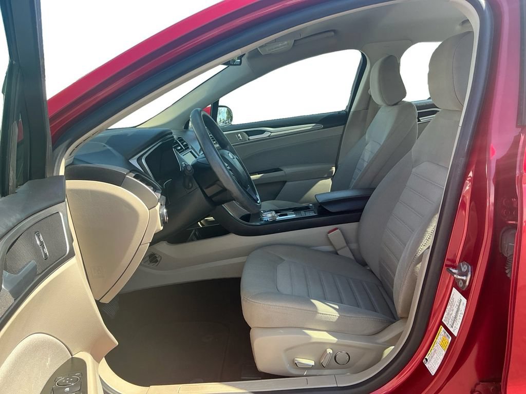 Used 2020 Ford Fusion SE FWD image 14