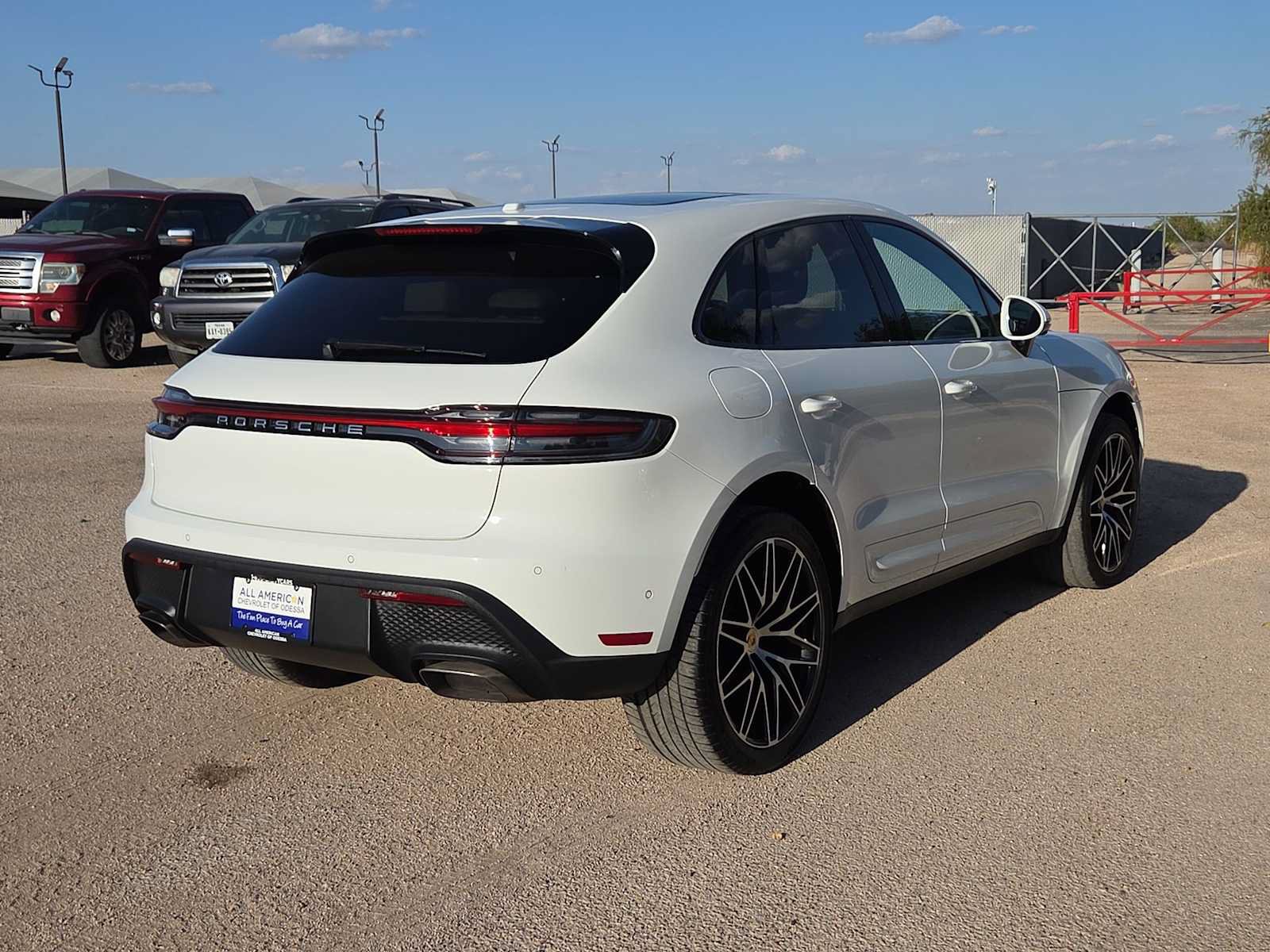 Used 2022 Porsche Macan AWD/4WD image 8