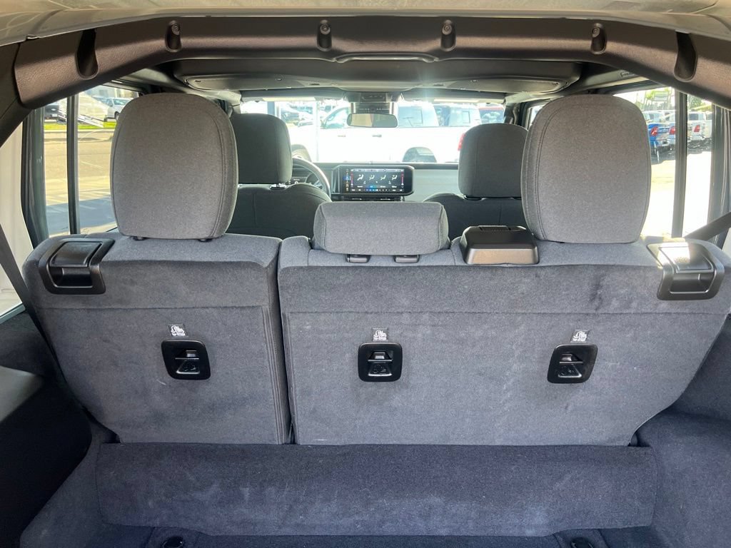Used 2025 Jeep Wrangler Unlimited Sahara AWD/4WD image 34