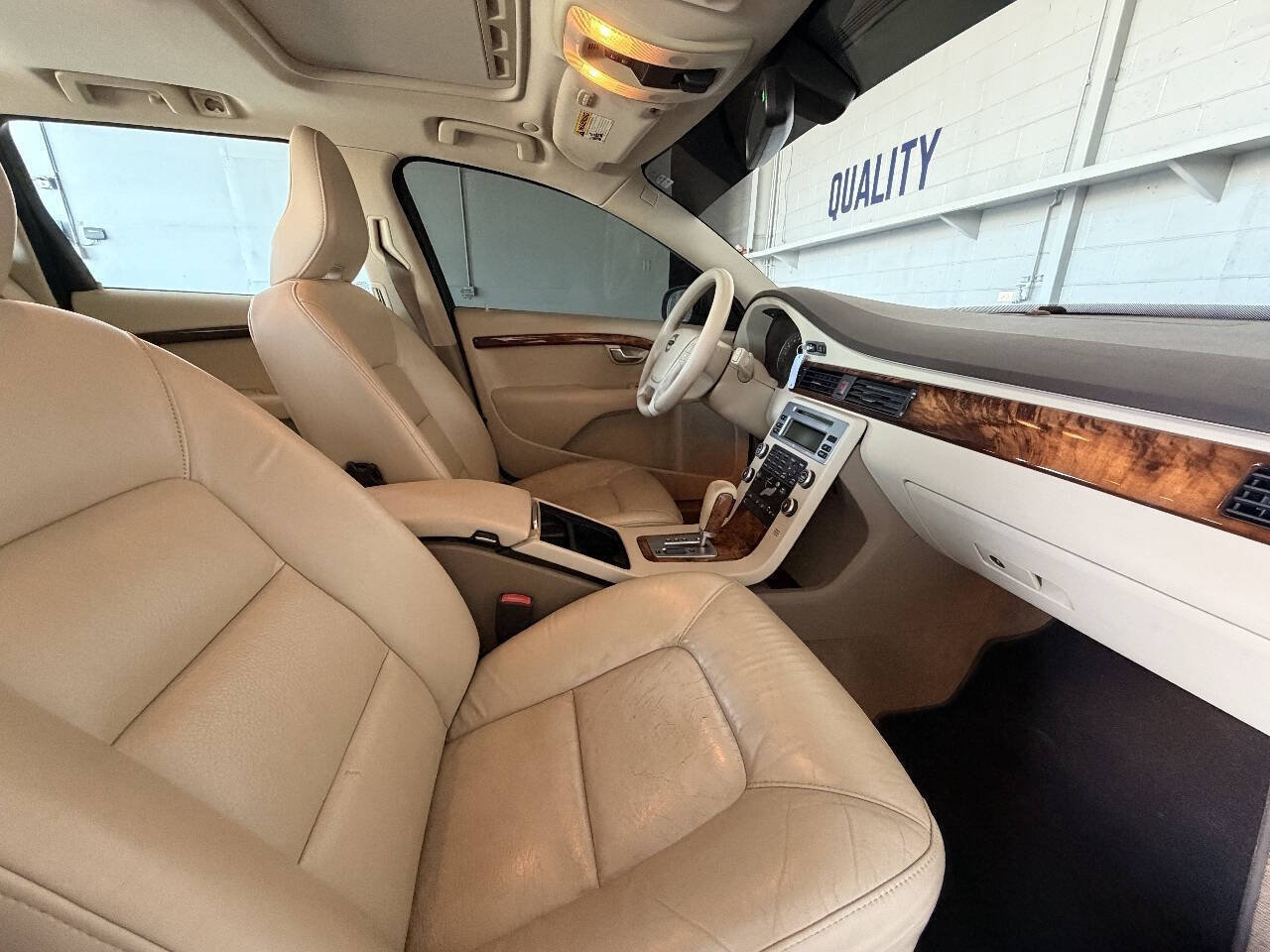 Used 2010 Volvo V70 FWD image 21