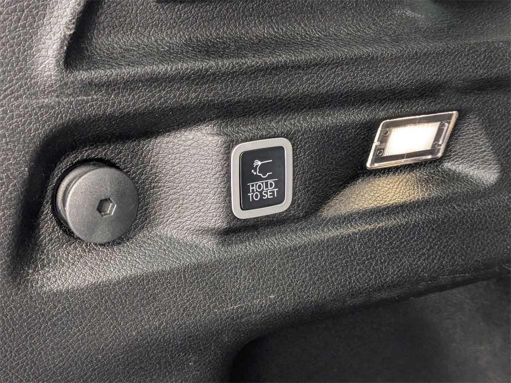 Used 2024 Jeep Grand Cherokee L Limited w/ Luxury Tech Group II image 34