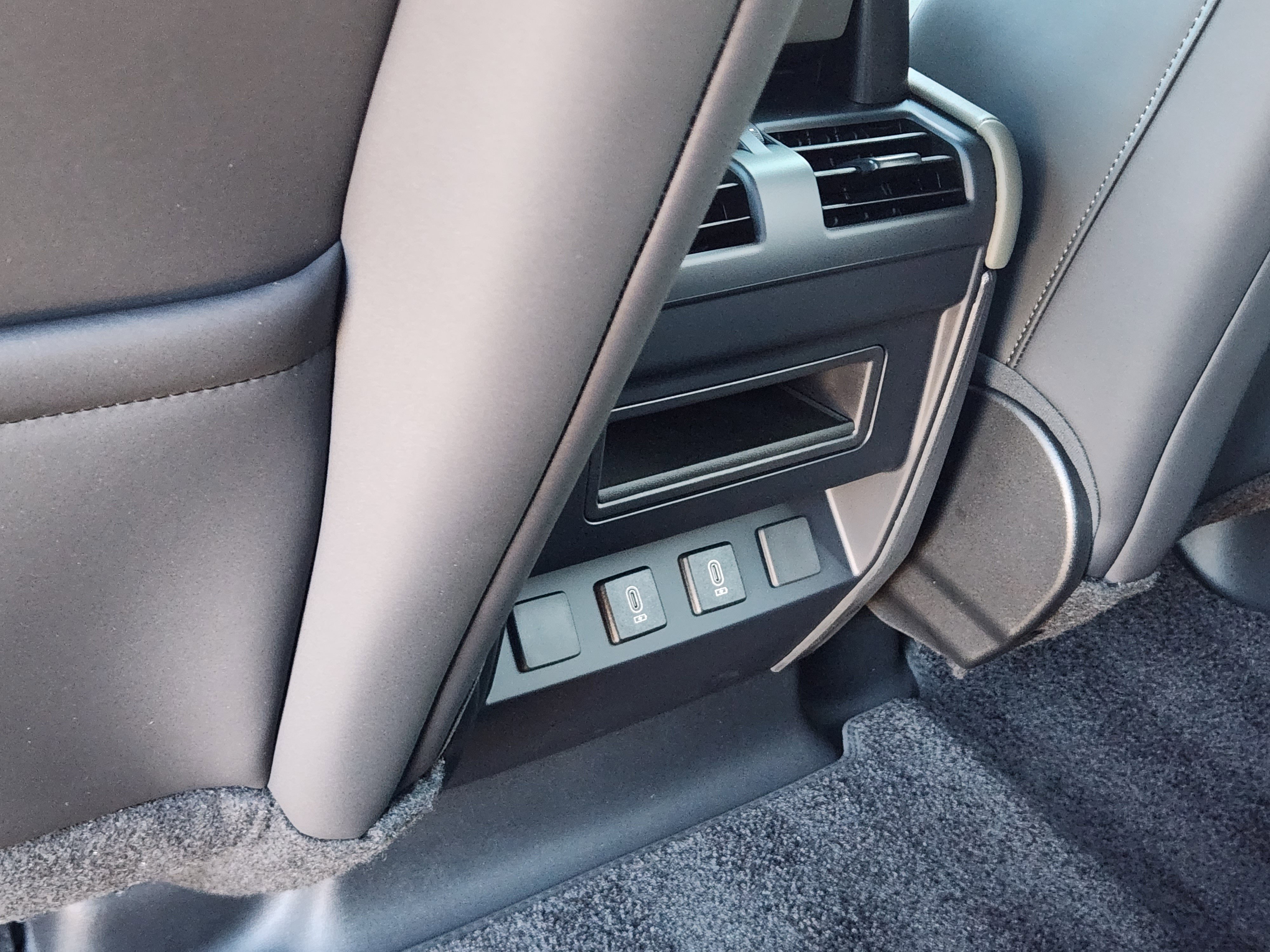 New 2026 Land Rover Defender 110 S image 31