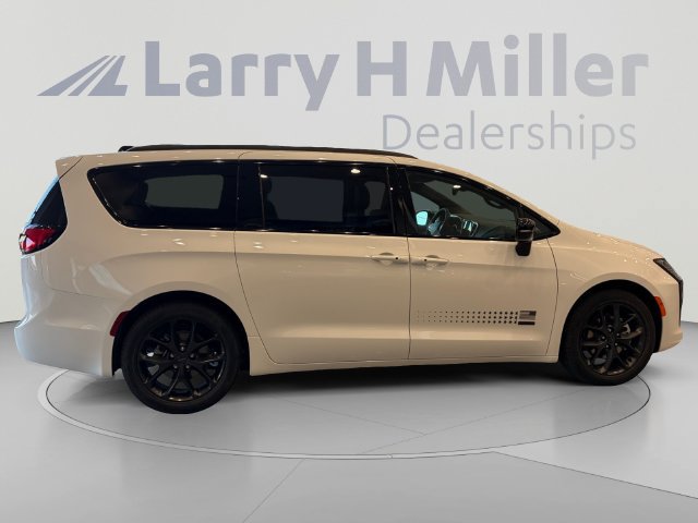 New 2027 Chrysler Pacifica Select FWD image 6
