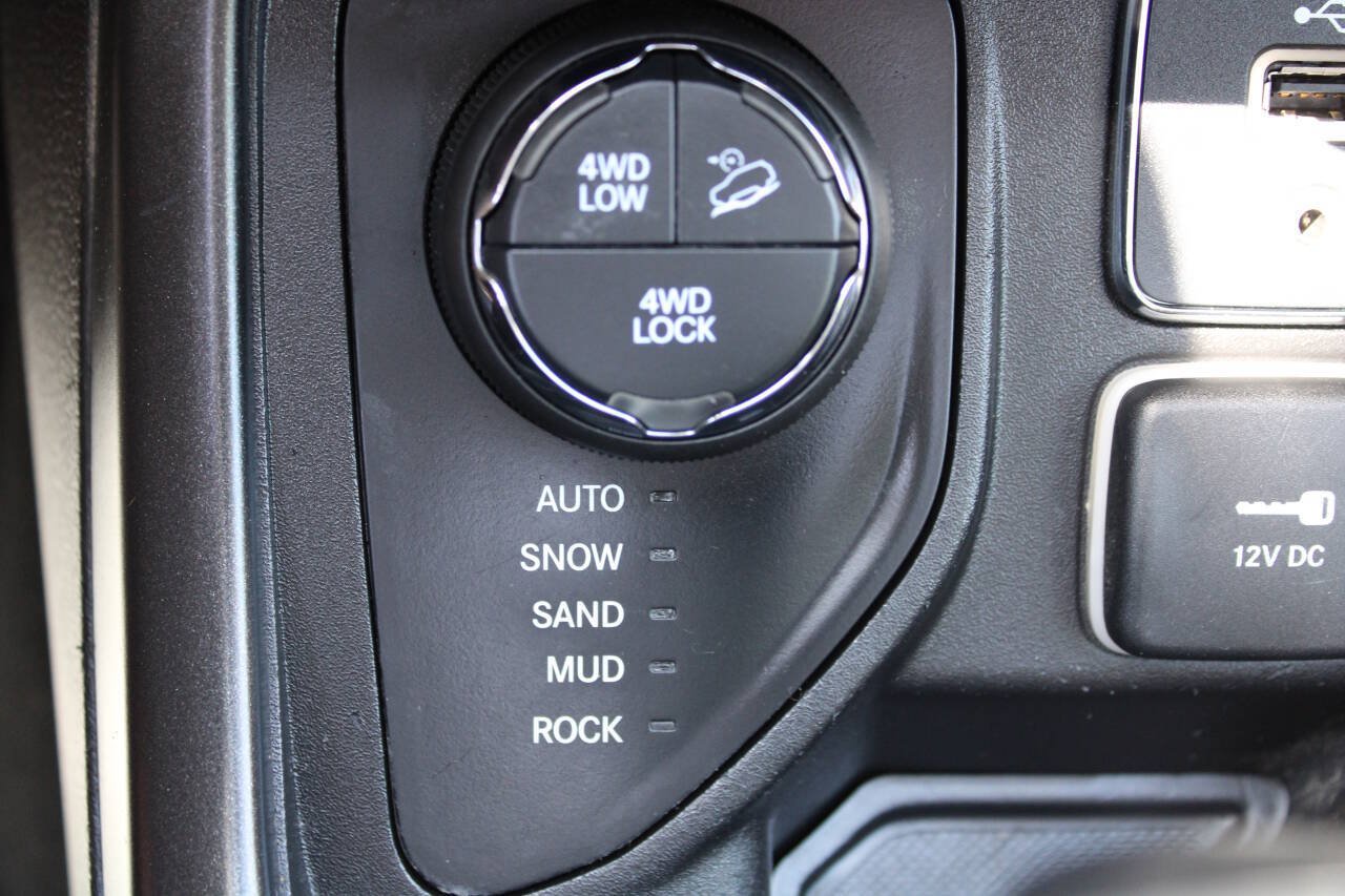 Used 2017 Jeep Compass Trailhawk w/ Navigation Group AWD/4WD image 40