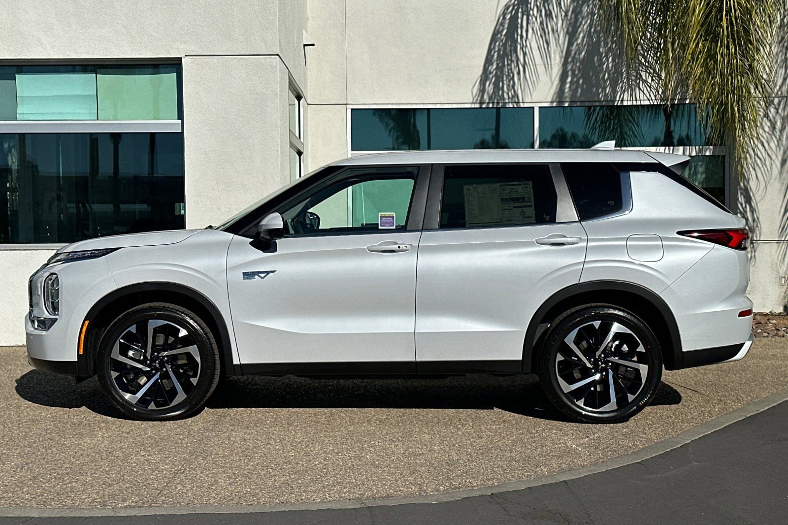 New 2025 Mitsubishi Outlander SE image 7