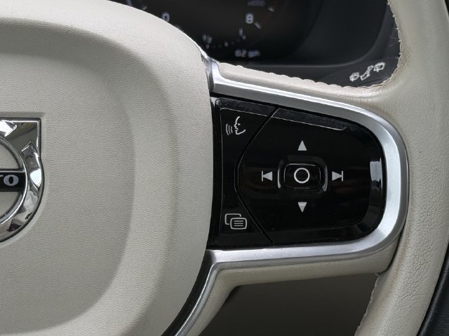 Used 2021 Volvo XC90 T5 Momentum w/ Climate Package FWD image 16