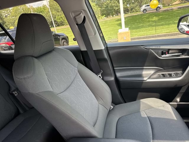 Used 2022 Toyota RAV4 XLE AWD/4WD image 14