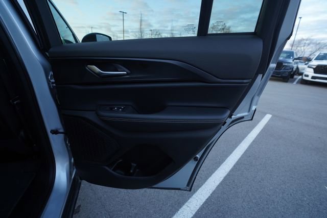 Used 2025 Jeep Grand Cherokee Laredo w/ Luxury Tech Group I image 23