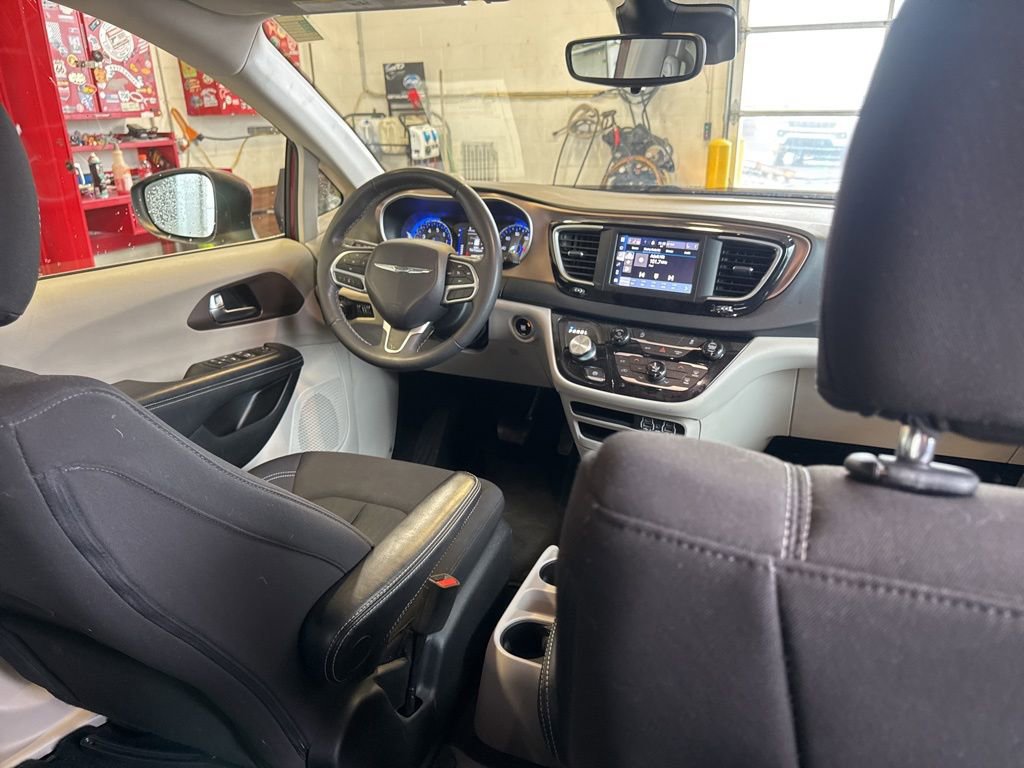Used 2023 Chrysler Voyager LX image 49