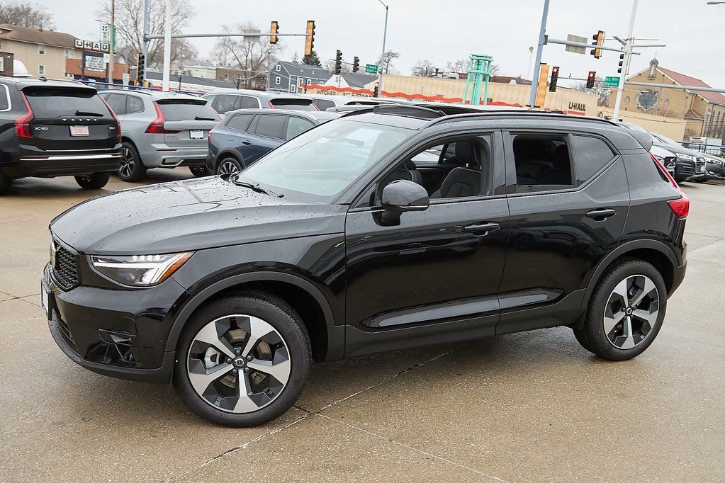 New 2026 Volvo XC40 B4 Plus w/ Climate Package FWD image 3