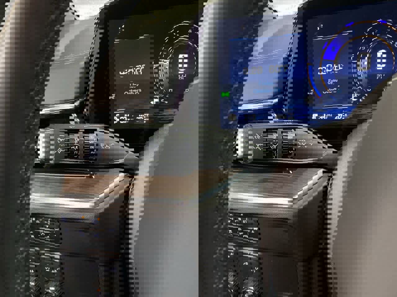 Used 2025 Chevrolet Suburban Z71 image 23