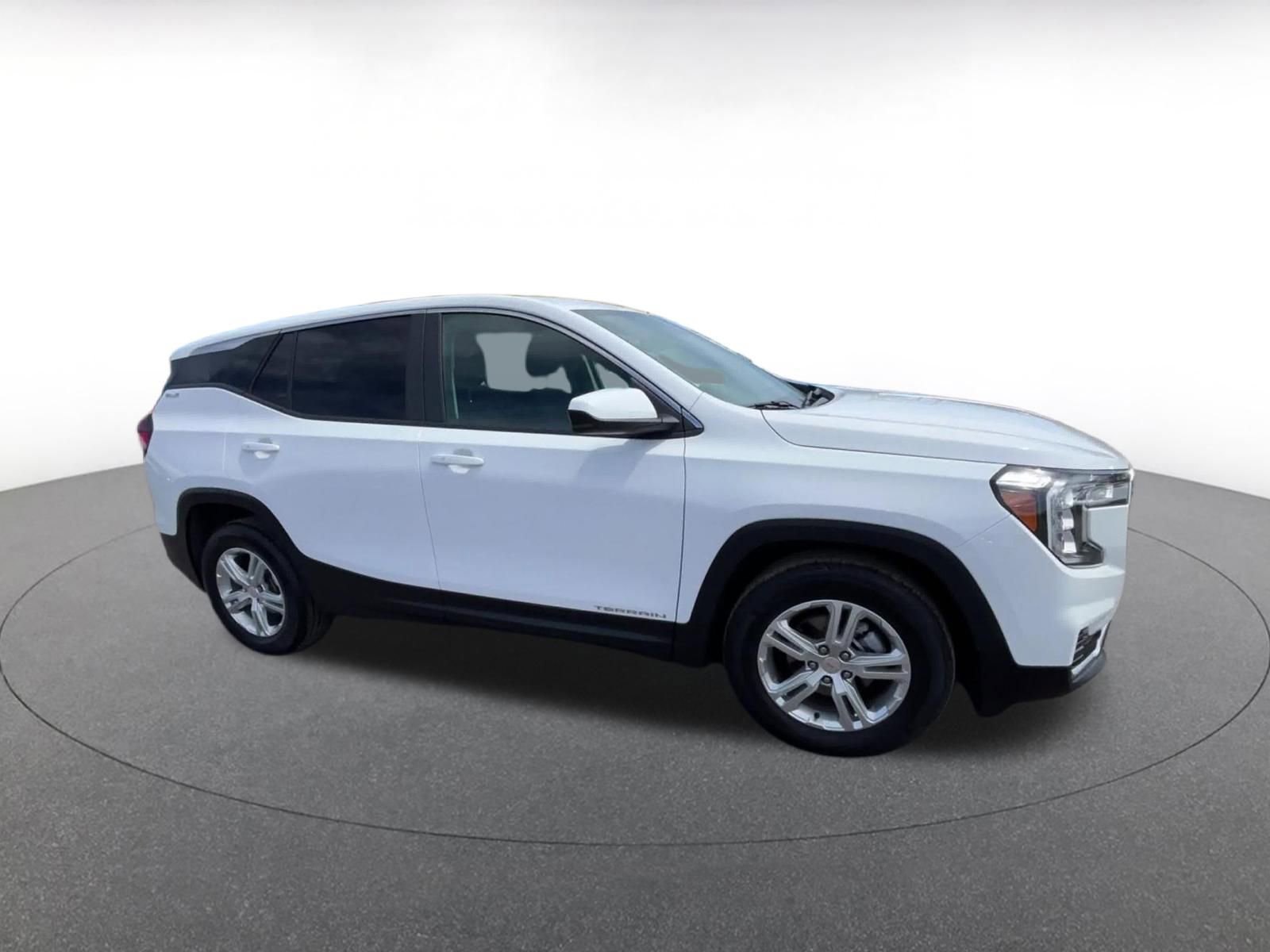 Used 2024 GMC Terrain SLE FWD image 2