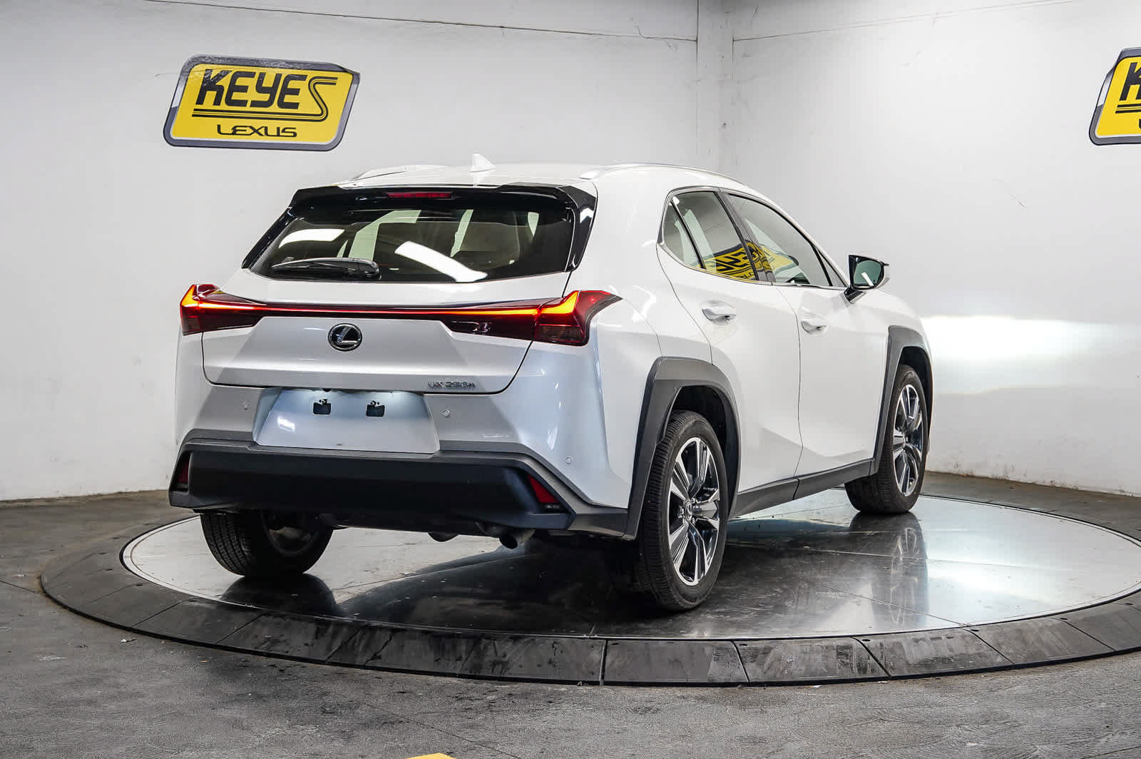 Used 2024 Lexus UX 250h FWD image 4