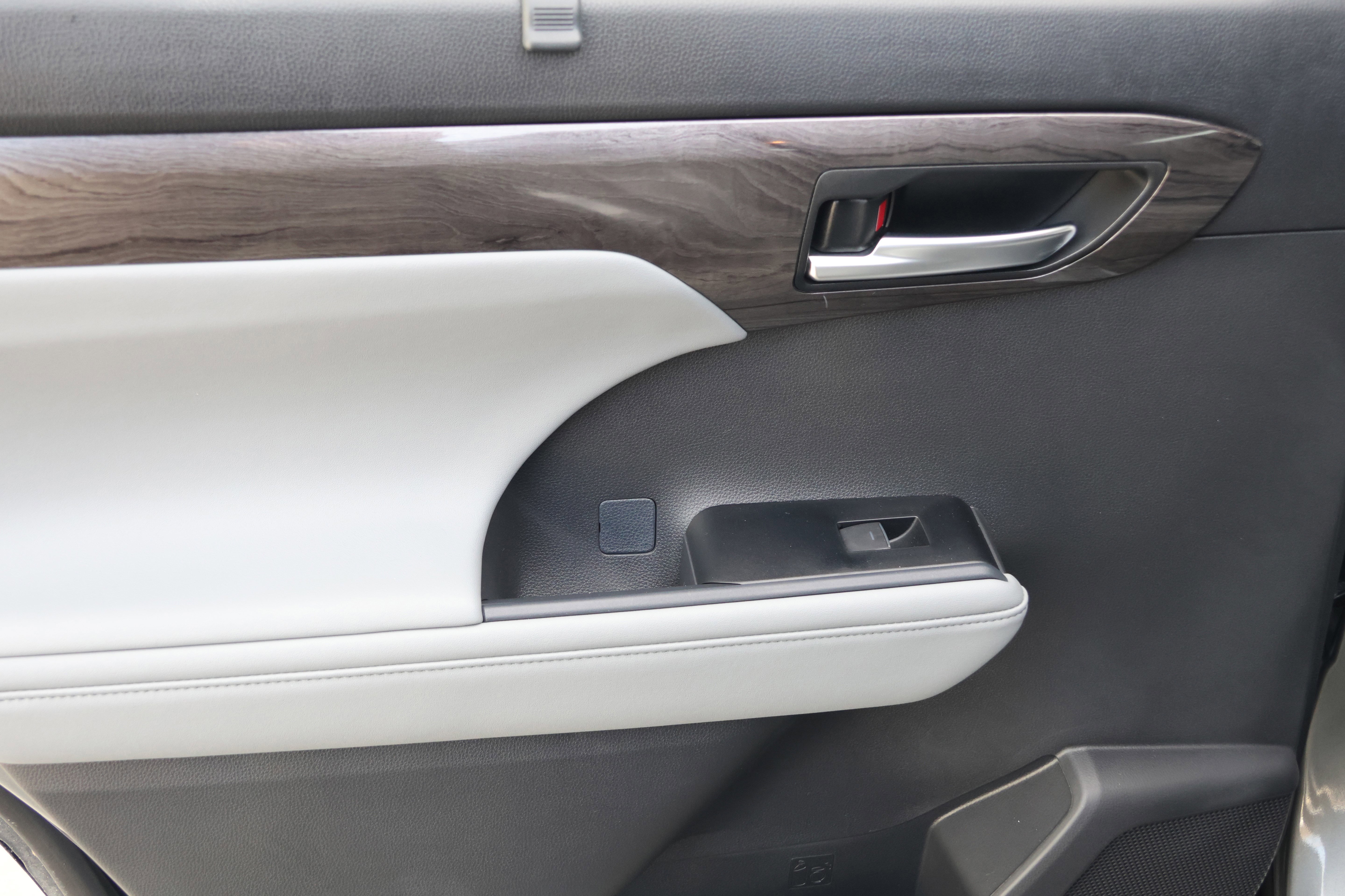 Used 2025 Toyota Highlander Limited image 36