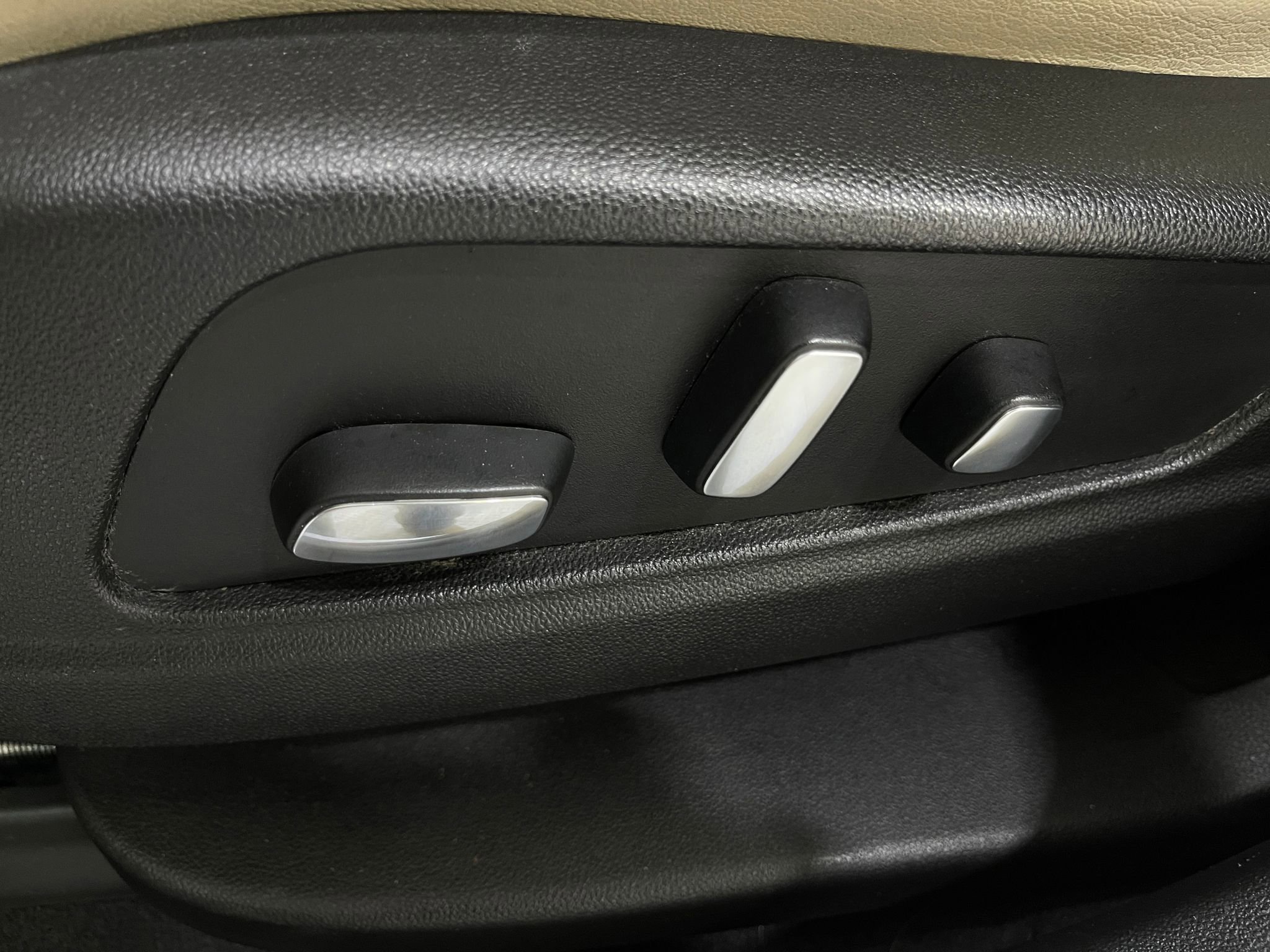 Used 2017 Cadillac XT5 Luxury w/ Driver Awareness Package image 17