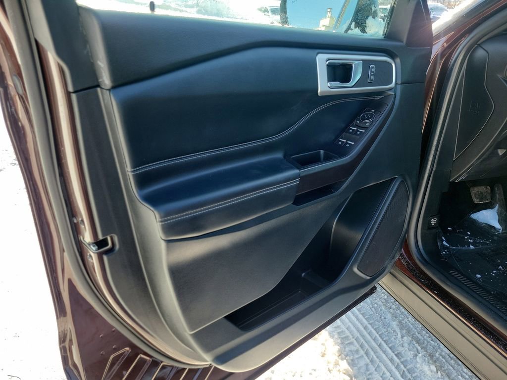 Used 2020 Ford Explorer XLT w/ Equipment Group 202A image 6