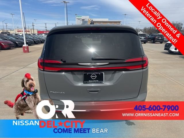Used 2023 Chrysler Pacifica Touring-L FWD image 4