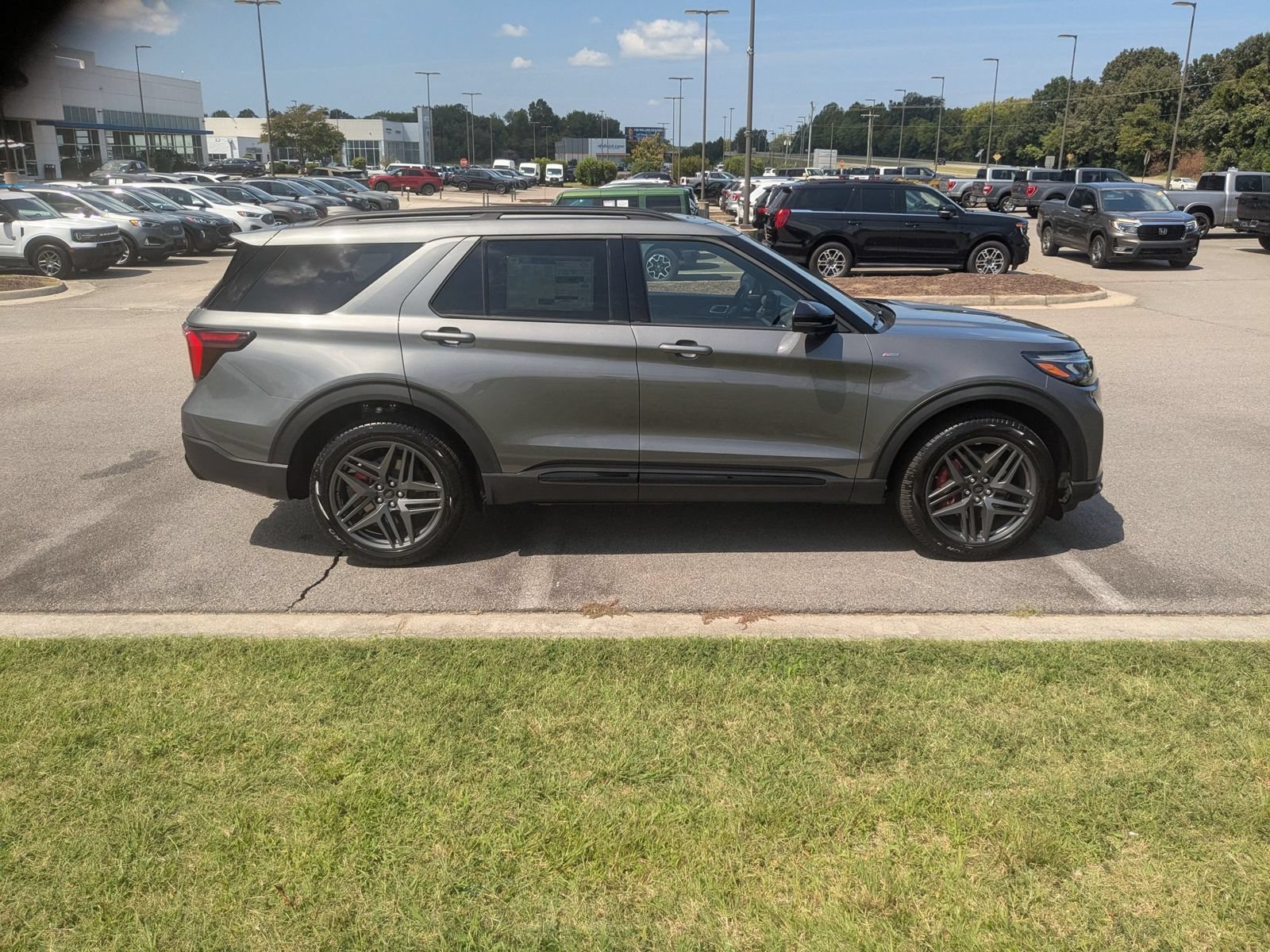 New 2026 Ford Explorer ST-Line w/ ST-Line Street Pack AWD/4WD image 2