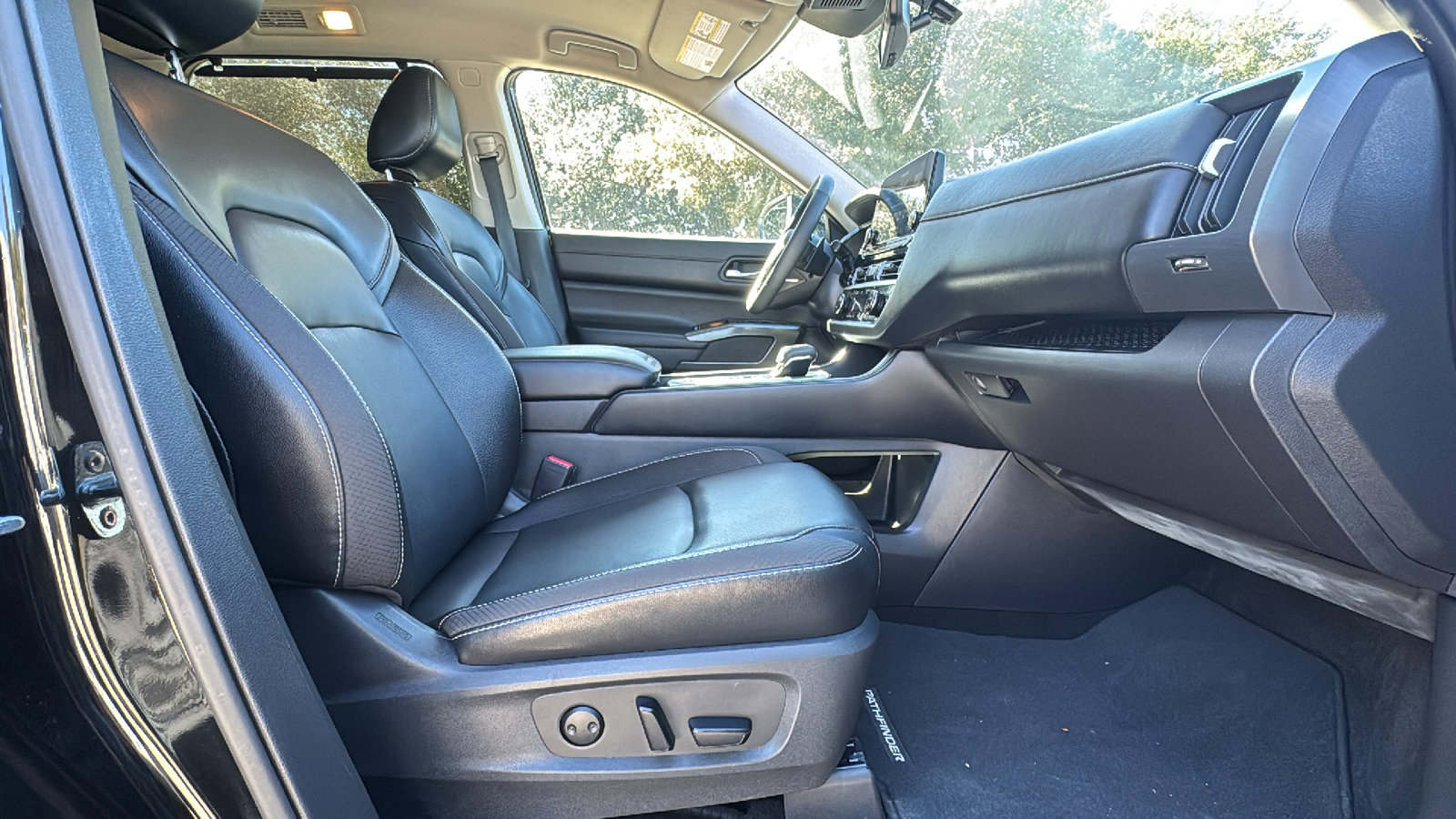 Used 2023 Nissan Pathfinder SL w/ Black Appearance Package image 28