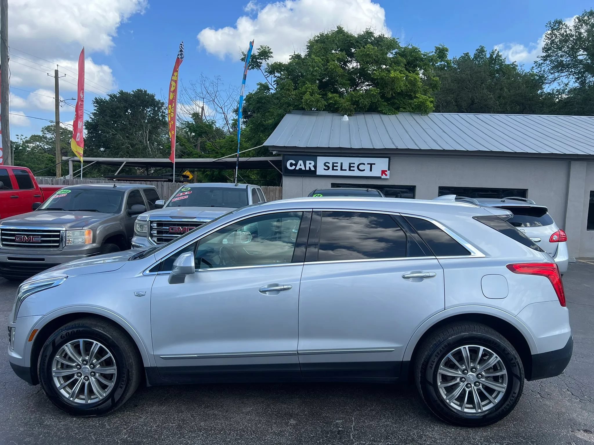 Used 2017 Cadillac XT5 Luxury w/ Driver Awareness Package FWD image 8