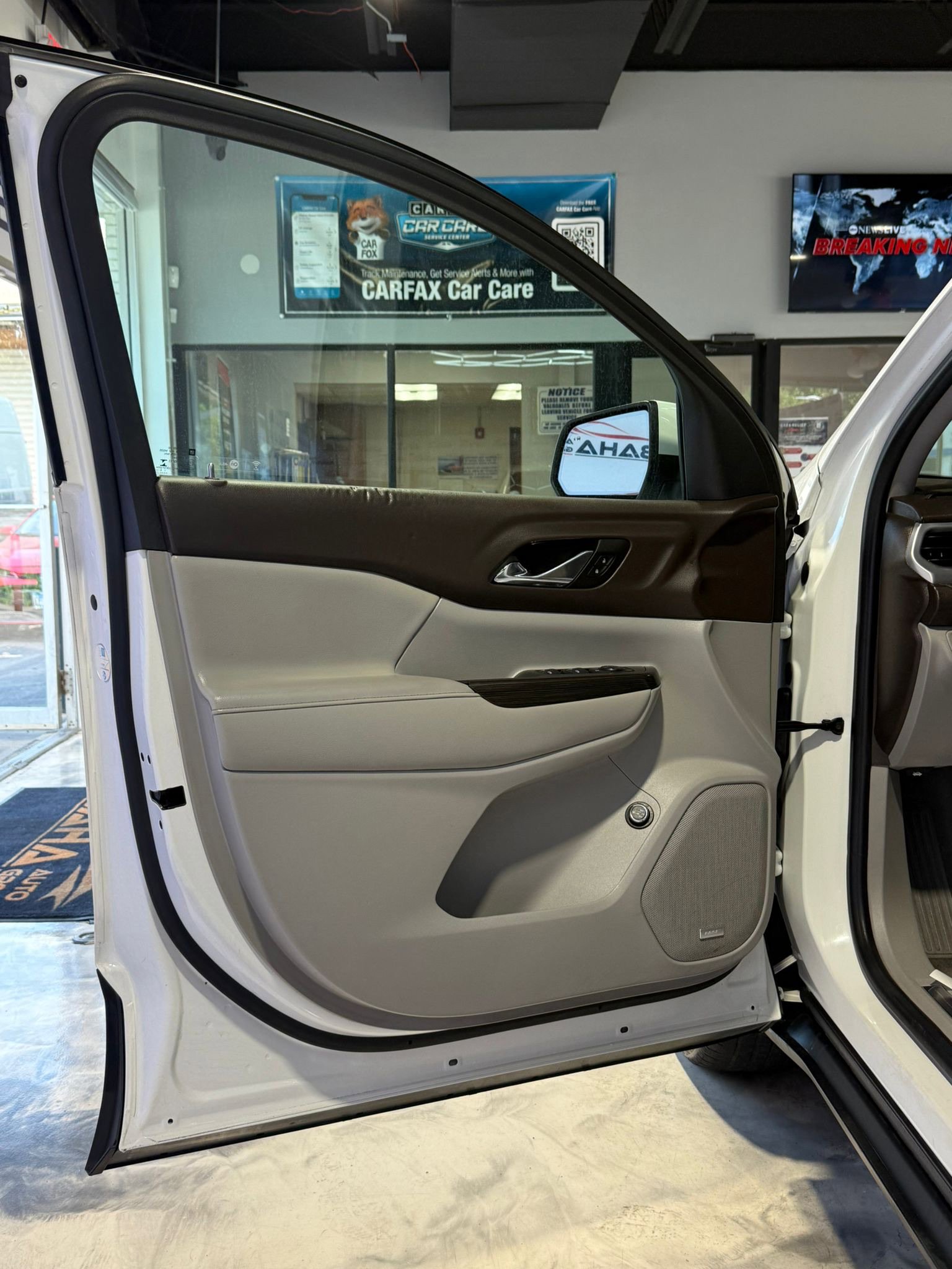 Used 2017 GMC Acadia SLT image 11
