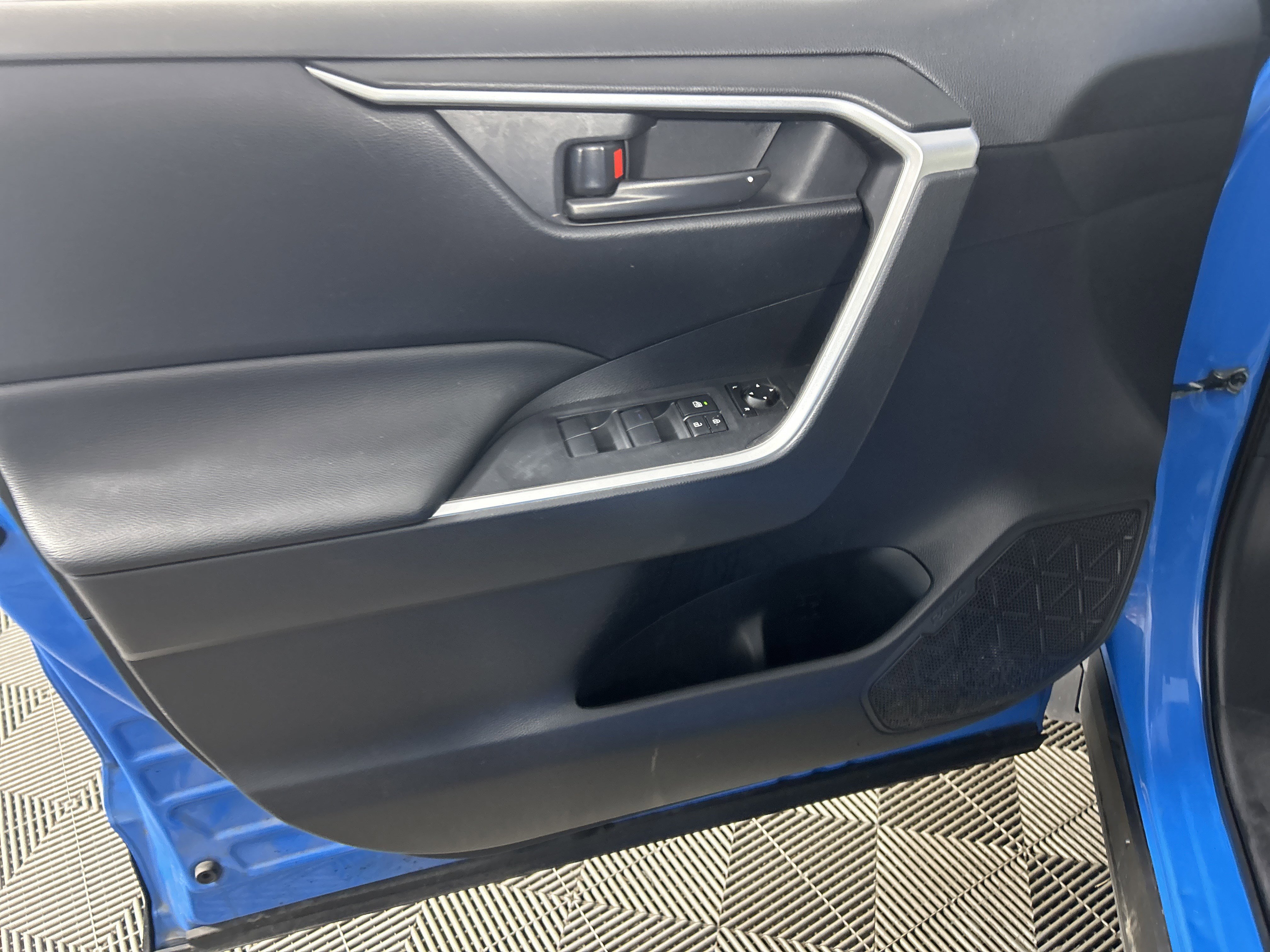 Used 2019 Toyota RAV4 LE image 15