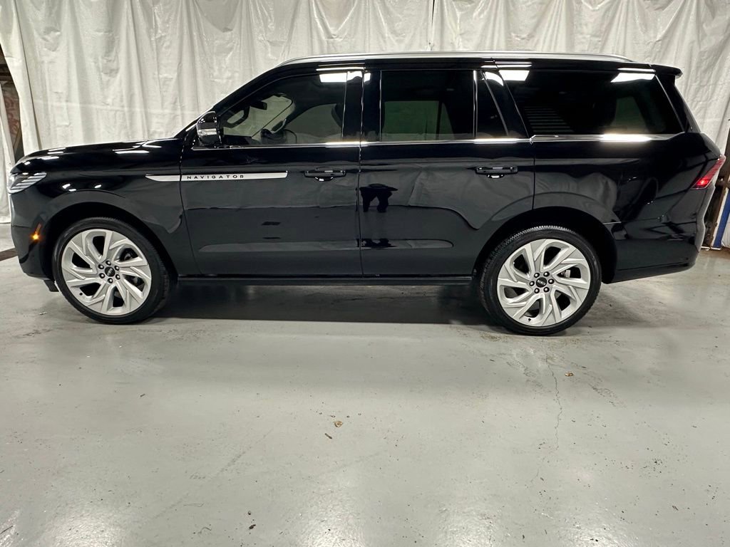Used 2025 Lincoln Navigator Reserve image 4