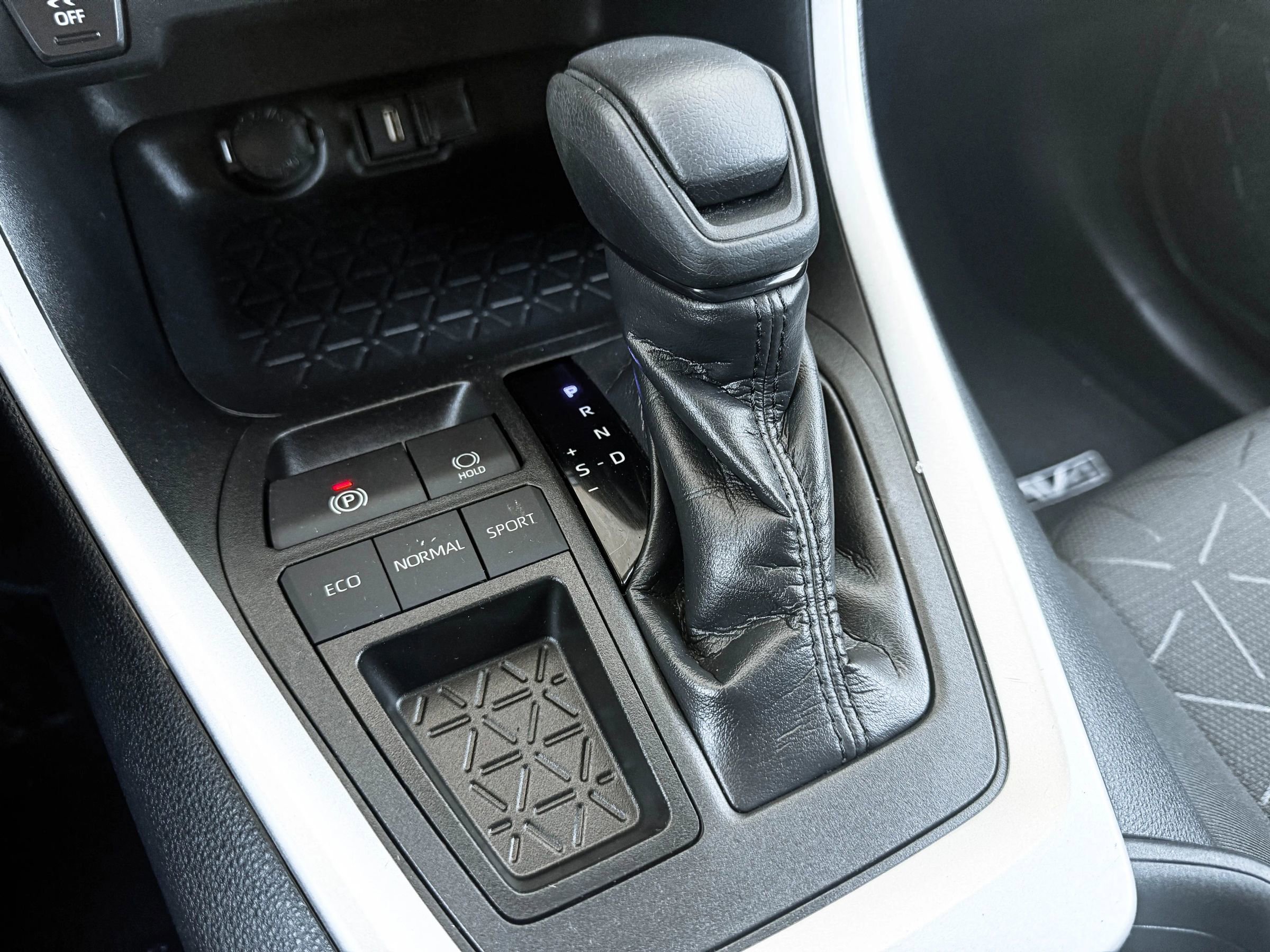 Used 2020 Toyota RAV4 XLE image 18