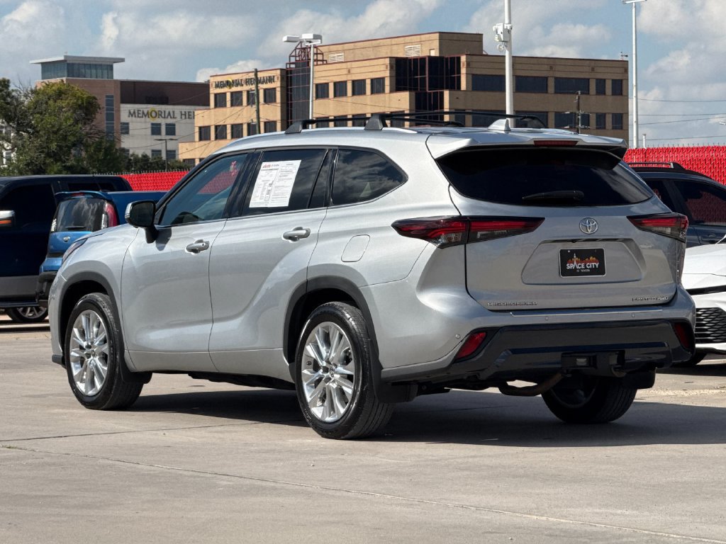 Used 2024 Toyota Highlander Limited AWD/4WD image 4
