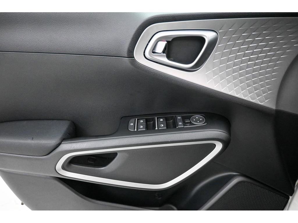 Used 2025 Kia Soul LX image 27