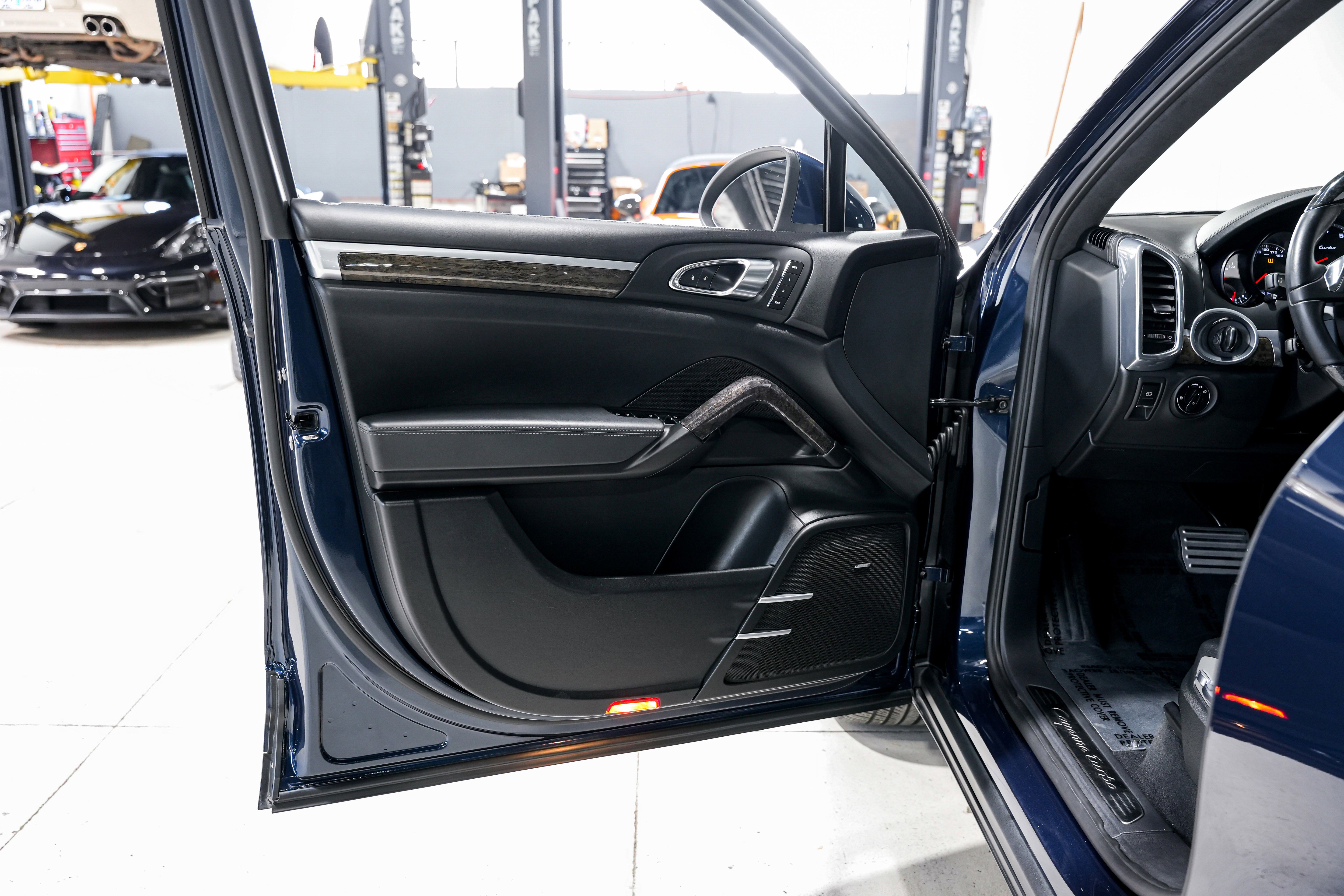 Used 2012 Porsche Cayenne Turbo image 22