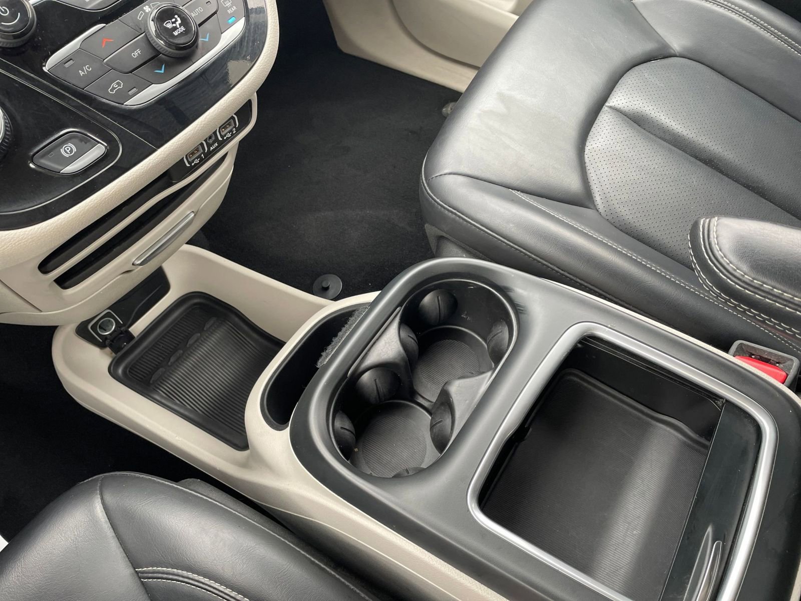 Used 2023 Chrysler Pacifica Touring-L image 44