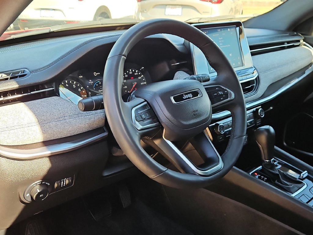 Used 2025 Jeep Compass Latitude w/ Sun & Sound Group AWD/4WD image 15