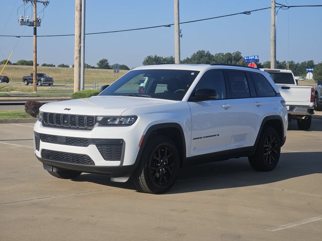 Used 2026 Jeep Grand Cherokee Altitude AWD/4WD image 3