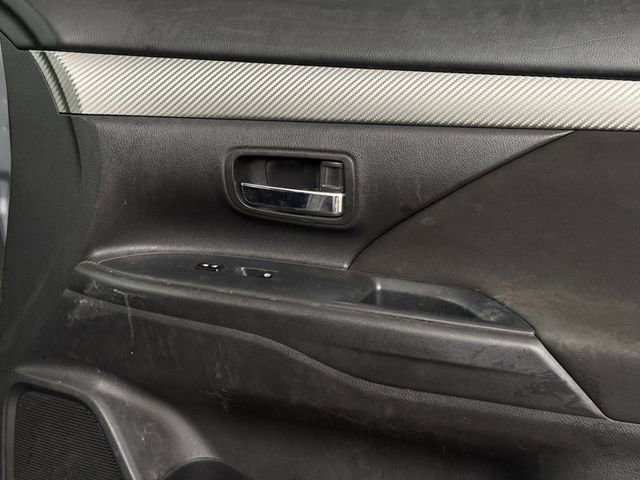 Used 2017 Mitsubishi Outlander SE image 31