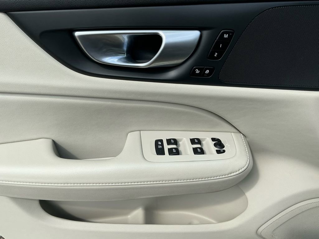 Used 2024 Volvo V60 B5 Cross Country Plus image 22