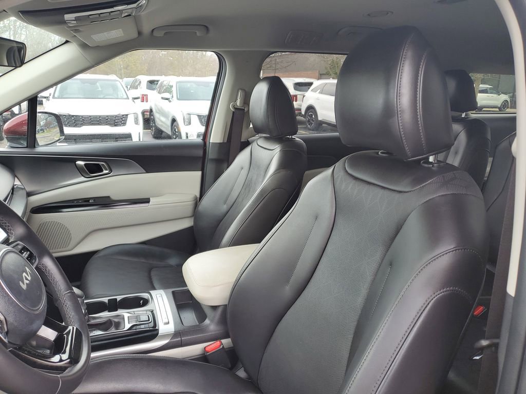 Used 2024 Kia Carnival LX FWD image 10