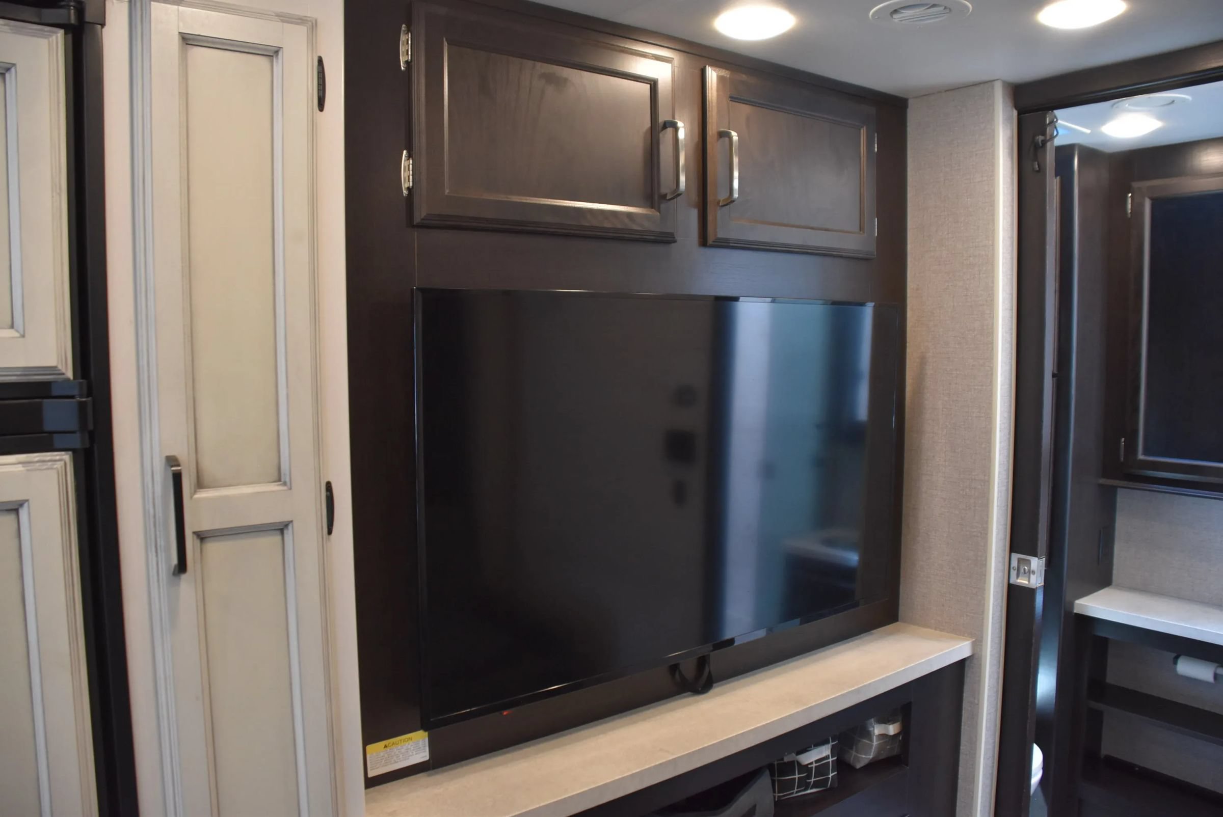 Used 2021 Ford E-450 and Econoline 450 Super Duty w/ Motorhome Prep Package RWD image 15
