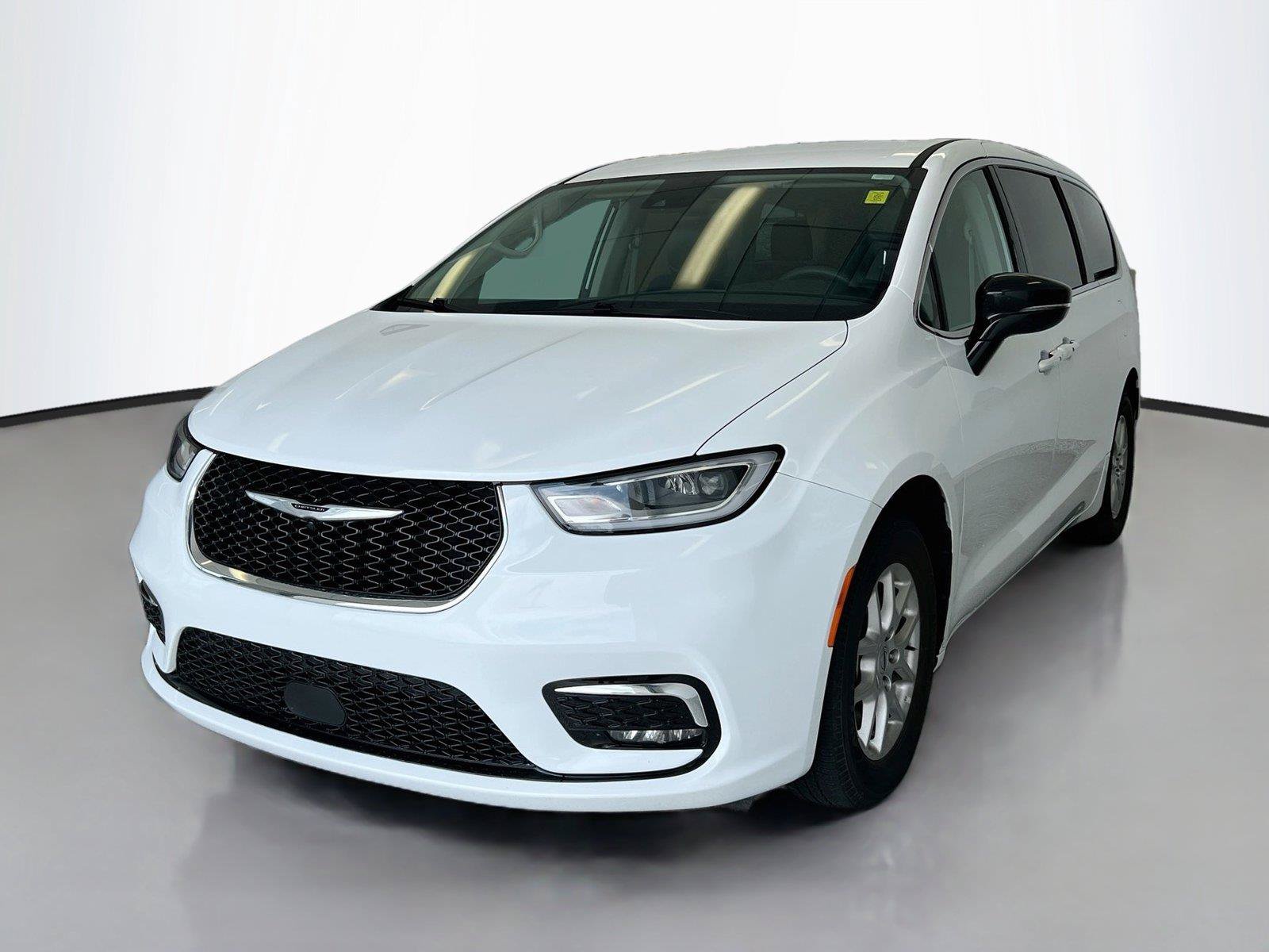 Used 2024 Chrysler Pacifica Touring-L FWD image 4